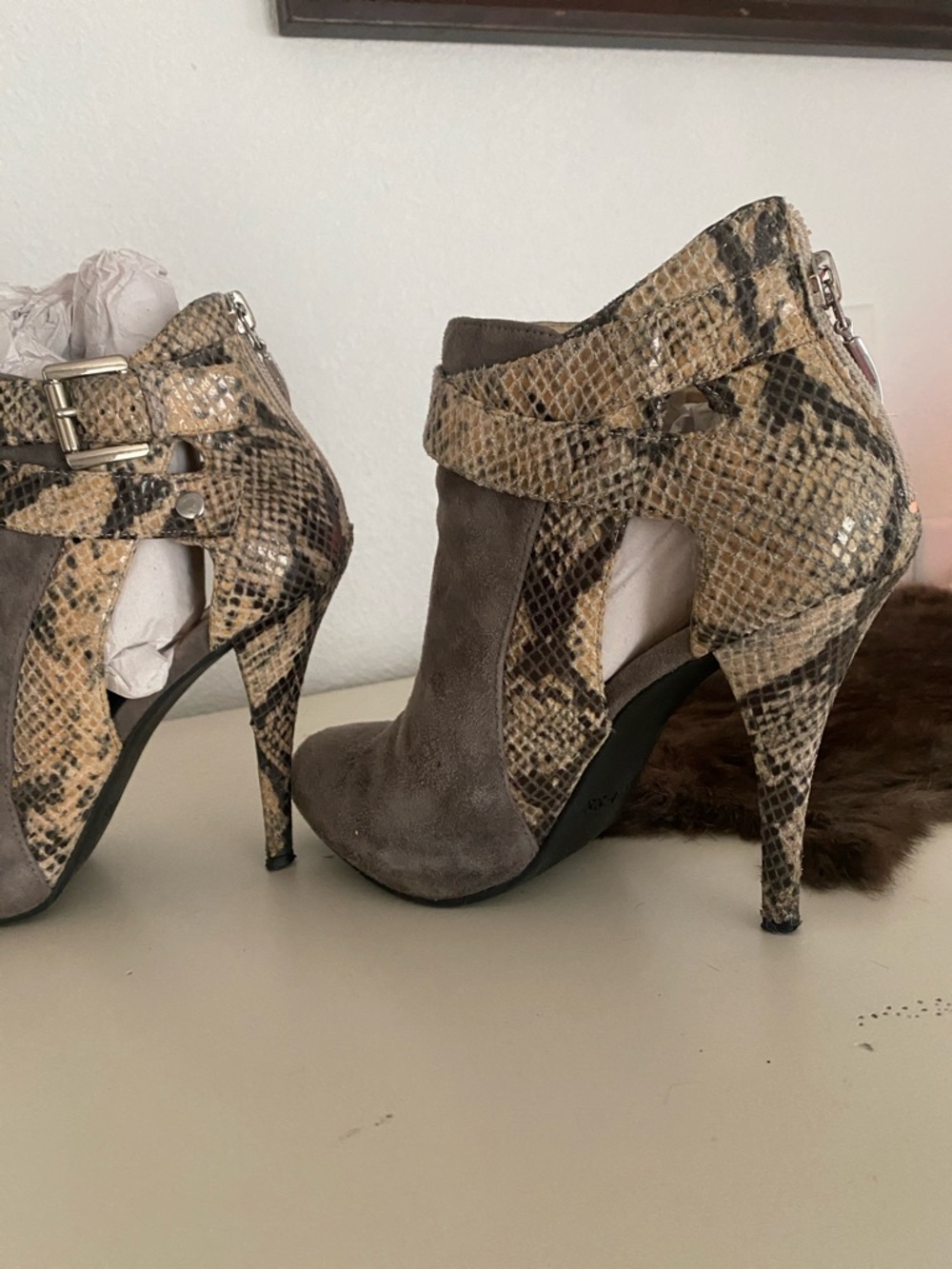 Guess Ankle Bootie with Buckle 71/2M - Picture 4 of 8
